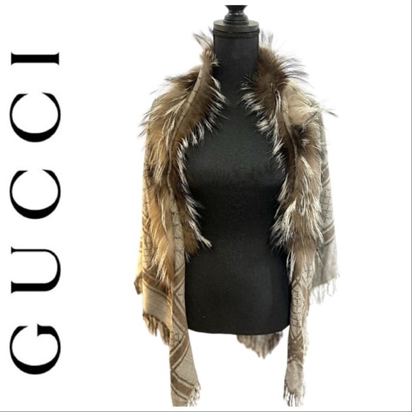 GUCCI Silver Fox Fur, Lana Wool, & Silk Wrap with Gucci Logo throughout SZ OS - Picture 3 of 16